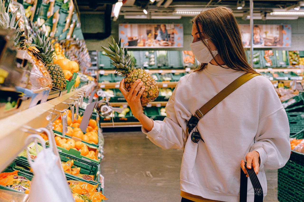 woman in face mask grocery shopping